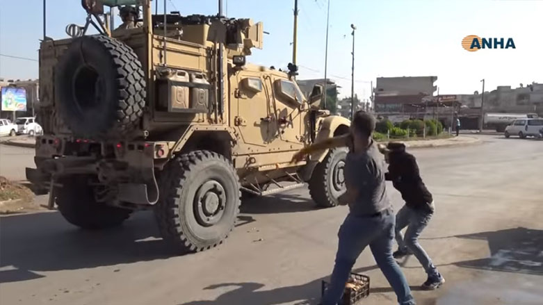ڤیدیۆ.. هاووڵاتیانی قامشلۆ ته‌ماته‌ و په‌تاته‌ی رزیو له‌ كاروانی هێزه‌كانی ئه‌مه‌ریكا ده‌گرن